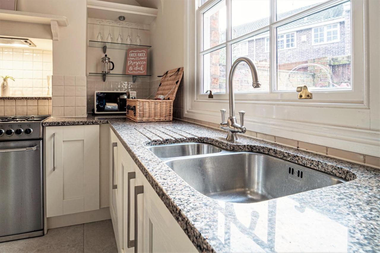 The Cottage In Chester, Sleeps 6 With Free Parking 外观 照片